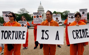 Des membres d'Amnesty International protestent contre la torture devant le Capitole aux Etats-Unis le 30 avril 2009.
