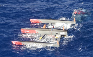 Le trimaran Arkema de Lalou Roucayrol après son chavirage lors de la Route du Rhum.