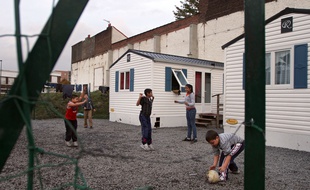 Des enfants Roms jouent dans un village d'insertion à Fives