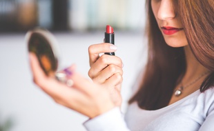 La mention Slow Cosmétique permet d'identifier les cosmétiques saints, éthiques et écologiques.