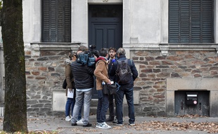 Un riverain interrogé par des journalistes devant l'ancienne maison de la famille Dupont de Ligonnès à Nantes.