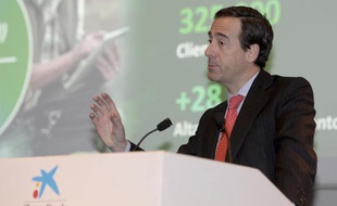 Le PDG de CaixaBank, Gonzalo Gortazar, lors d'une conférence de presse sur les résultats de la banque espagnole, le 30 novembre 2015 à Barcelone