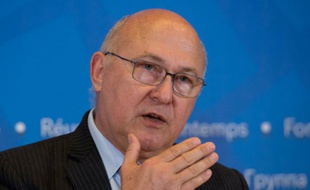 Le ministre des Finances Michel Sapin devant la presse lors de la réunion de printemps du Fonds monétaire international (FMI) et de la Banque mondiale à Washington le 16 avril 2016