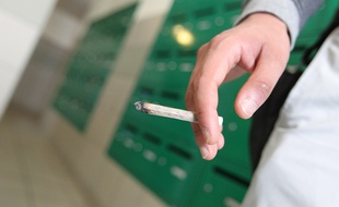 Illustration d'un fumeur de cannabis dans un hall d'immeuble.