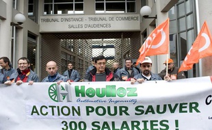 des salariés d'Heuliez devant le tribunal de commerce de Niort, le 10 avril 2013.