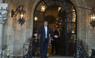 Donald Trump devant sa résidence secondaire de Mar-a-Lago à Palm Beach, Floride, le 28 décembre 2016.