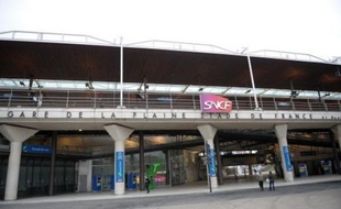 e match de football Lille-Lyon au Stade de France (Seine-Saint-Denis) s'est achevé samedi soir par un drame, quand un RER a heurté des supporteurs lillois qui regagnaient leur car en longeant une voie ferrée, tuant deux jeunes frères de 11 et 17 ans et blessant onze autres personnes.