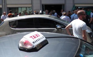 Des taxis marseillais empêchent la tenue d'une réunion de recrutement de chauffeurs UberPOP, le 8 juin 2015