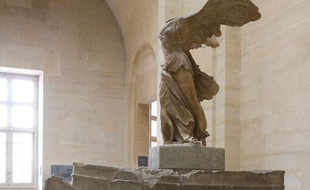 La Victoire de Samothrace, exposé au musée du Louvre, à Paris