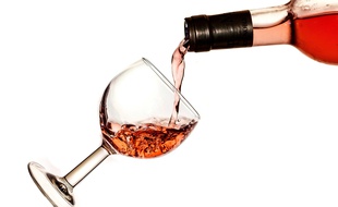Illustration d'une bouteille de vin rosé.