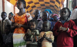 Des habitants de Bangui prient à la cathédrale St Paul où ils se sont réfugiés pour échapper aux violences, le 7 décembre 2013 à Bangui