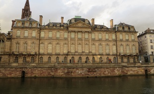 Strasbourg, le 14 septembre 2015 - Le Palais Rohan vu depuis le quai des Bateliers à Strasbourg.