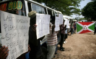 Des civils protestent contre le gouvernement burundais pendant les funérailles d'un journaliste burundais et de sa famille, le 20 octobre 2015 à Bujumbura