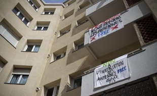 Les habitants du 21 rue Henry Martin à Nanterre (Hauts-de-Seine) se sont regroupés en amicale afin de s'opposer à l'installation de trois antennes relais Free, le 8 septembre 2013.