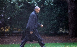 Barack Obama marche dans les jardins de la Maison Blanche, le 29 octobre 2012, alors qu'il a annulé ses déplacements de campagne à cause de l'ouragan Sandy.