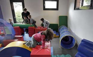 Dans le cadre des nouveaux rythmes scolaires, des enfants participent à des ateliers dans une école maternelle à Lille, en septembre 2013.