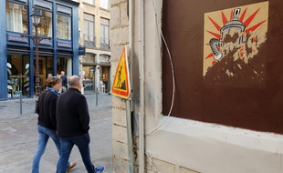 Une des affiches de Pi80 que le «voleur» a tenté de décoller à Lille.