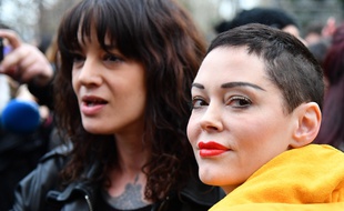 Rose McGowan (au premier plan avec le vêtement jaune) et Asia Argento, lors d'une manifestation pour les droits des femmes, à Rome, le 8 mars 2018.
