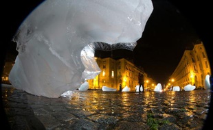 Photo prise au grand angle d'une oeuvre artistique faite avec des morcaux de glace, exposée devant le Panthéon, le 6 décembre 2015