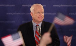 Côté républicain, les analystes avaient correctement prédit la victoire du sénateur franc-tireur John McCain, héros de la guerre du Vietnam de 71 ans qui a fini par l'emporter avec près de 38% des suffrages estimés, alors qu'il avait frôlé l'abandon l'été dernier, confronté à une hémorragie d'argent et de conseillers.