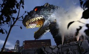 Une tête géante de Godzilla dans le quartier de Shinjuku à Tokyo, le 9 avril 2015.