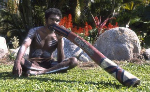 Illustration d'un Aborigène jouant du didgeridoo.