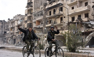 Des soldats du régime syrien font le «V» de la victoire dans le district de Sukkari, à Alep, le 23 décembre 2016.