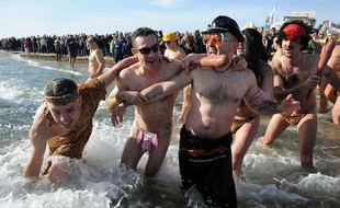 Quelque 500 personnes se sont baignées lundi pour le "dernier bain naturiste de l'année" 2012, la 23e édition de ce rendez-vous annuel sur la plage naturiste du Cap d'Agde, a constaté un journaliste de l'AFP.