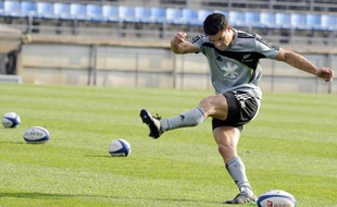Le buteur de l'équipe de Nouvelle-Zélande, Dan Carter, sur la pelouse du Vélodrome, le 27 novembre 2009 à Marseille.