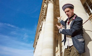 Le guide-conférencier de Bordeaux Yves Simone, candidat aux municipales de Bordeaux