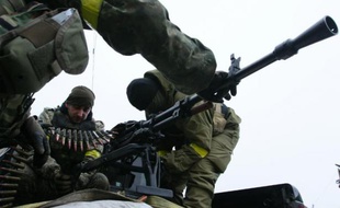Des soldats ukrainiens préparent leurs munitions sur la ligne de front, près de Marioupol, le 26 janvier 2015 dans l'est du pays
