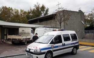 Une voiture sérigraphiée de la police municipale a été incendié dimanche en milieu de journée dans le quartier d'Amiens-Nord et une quinzaine d'individus ont ensuite lancé des projectiles sur les policiers, a-t-on appris de sources préfectorale et proche de l'enquête.