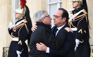 Accolade entre le président de la Commission européenne Jean-Claude Juncker et le président François Hollande le 11 janvier 2015 à l'Elysée à Paris