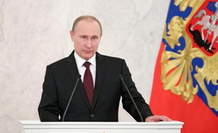 Vladimir Poutine a défendu jeudi sa vision d'une Russie à la responsabilité "historique" dans un monde instable, rempart à l'hégémonie américaine et garante des valeurs traditionnelles face à la déchéance du monde occidental.