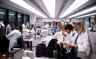 Des employés de la Maison Dior, le 16 juillet 2020.