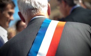 Le maire d'une commune portant son écharpe. (Illustration)