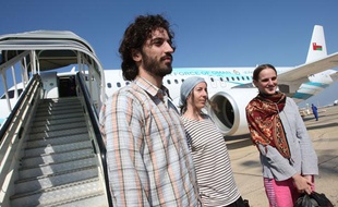 Les trois otages français du Yémen après leur libération, le 14 novembre 2011 à Mascate, Oman.