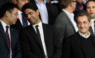 Le président du PSG, Nasser Al-Khelafi, en discussion avec celui du FC Barcelone, Josep Maria Bartomeu, aux côtés de Nicolas Sarkozy, le 30 septembre 2014.