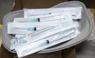 Des seringues avant des vaccinations contre le Covid-19 (Illustration)