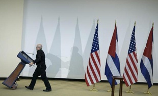 La tribune après une conférence de presse entre des représentants cubains et américains, à Washington, le 27 février 2015