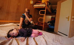 NANTES, le 27/10/2011 Une femme tchétchène veuve et mère de trois enfants vit depuis quelques mois dans un hotel de la banlieue de Nantes