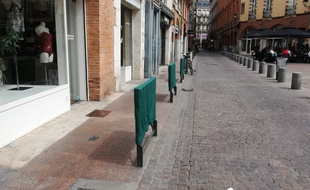 Des housses à barrière, place de la Trinité, à Toulouse.