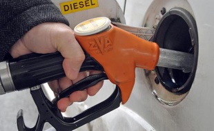 Un automobiliste fait le plein de carburant de son véhicule le 30 décembre 2010 à Lille.