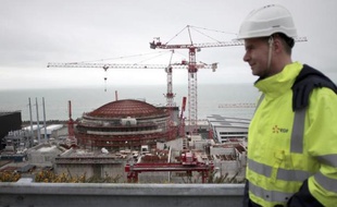 Un ouvrier devant le chantier du nouveau réacteur EPR de Flamanville (Manche), le 19 février 2014