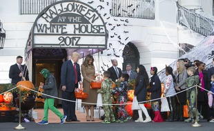 Donald Trump et sa femme Melani, la veille de l'attaque terroriste à New York, en pleine distribution de bonbons à la Maison-Blanche.
