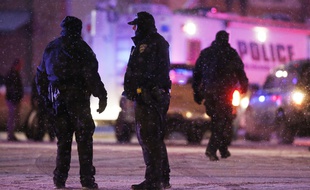 Des policiers sur les lieux de la fusillade de Colorado Springs, le vendredi 27 novembre 2015.