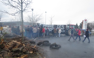 Une quarantaine d'agriculteurs devant la centrale d'achat Super U, à Carquefou