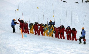 Une équipe de sauveteurs à l'entraînement dans une avalanche, le 11 décembre 2013 près de la station des Deux Alpes