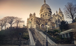 La construction de la basilique du Sacré-Cœur de Montmartre suit l'après-guerre de 1870.