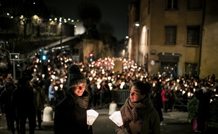 Les traditionnelles montées aux flambeaux de Lyon se déroulent chaque année le 8 décembre, selon la tradition datant de 1852.